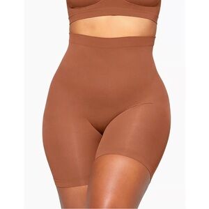 SKIMS SEAMLESS SCULPT MID THIGH SHORT LIMITED EDITION: BRONZE SMALL